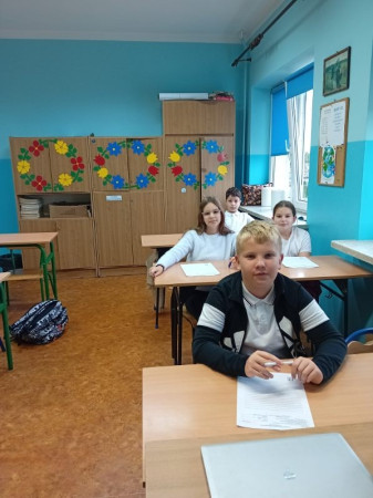 Uczniowie w sali przed rozpoczęciem Ogólnopolskiego Dyktanda Niepodległościowego, zdjęcie 3 z 3