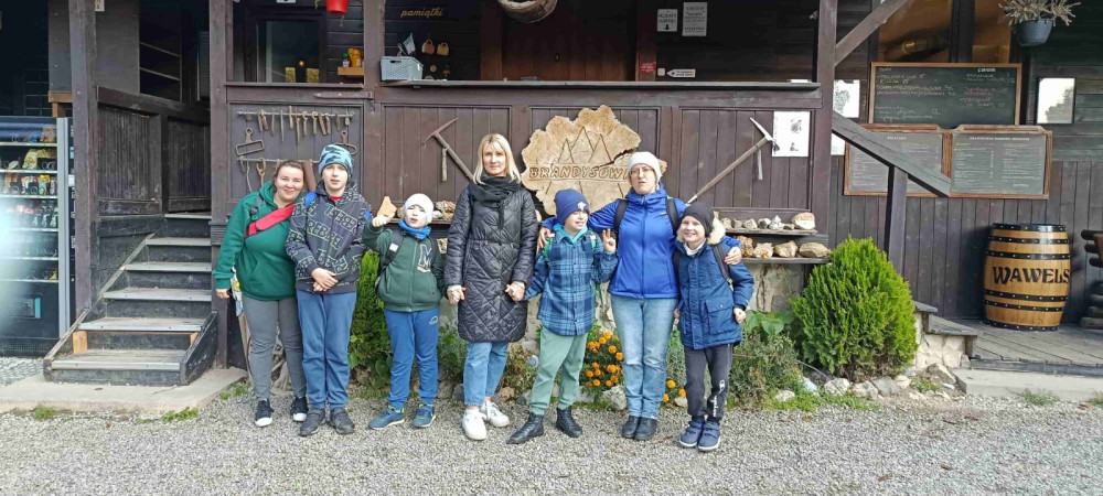 Uczniowie wraz z opiekunami przed Brandysówką, zdjęcie 5 z 5