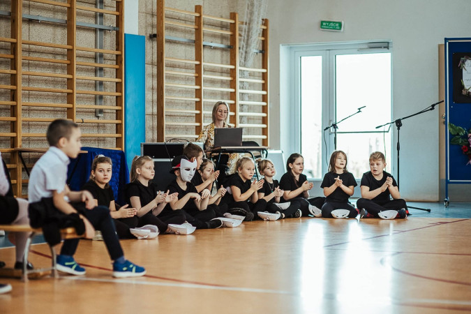 Uczniowie klaszczą podczas występów z okazji Dnia Edukacji Narodowej, zdjęcie 2 z 5