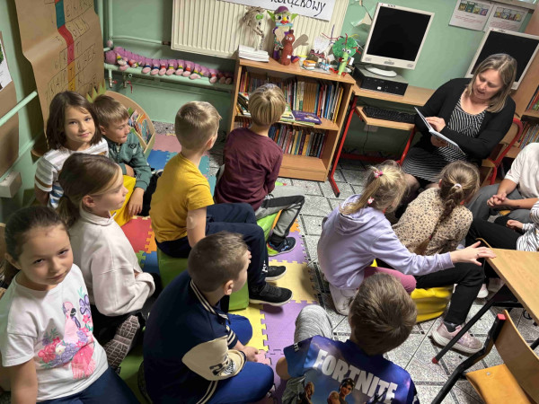 Nauczyciel czyta uczniom książkę w bibliotece, zdjęcie 5 z 5