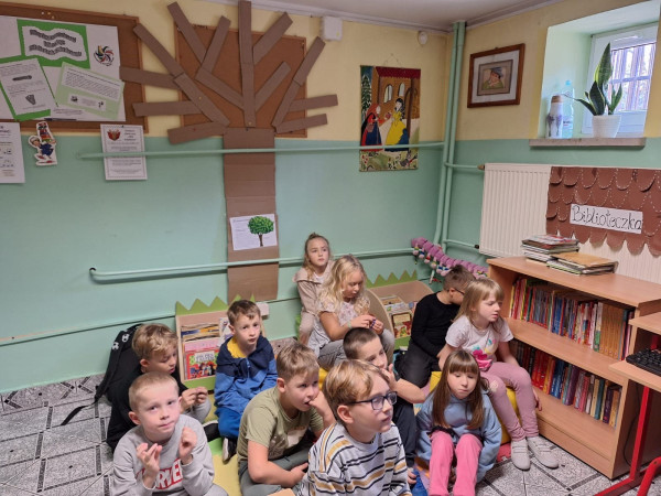 Dzieci w bibliotece podczas uroczystości pasowania na czytelnika, zdjęcie 1 z 5