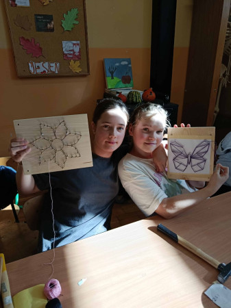Uczennice prezentują swoje ręcznie wykonane prace po zakończonych warsztatach, zdjęcie 1 z 5