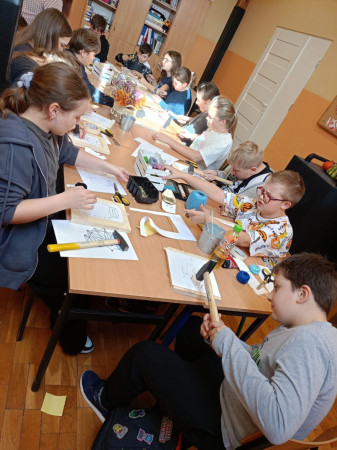 Warsztaty rękodzielnicze w Zespole Szkół w Waganowicach – uczniowie tworzą różnorodne projekty z gipsu polimerowego i string artu, zdjęcie 3 z 5