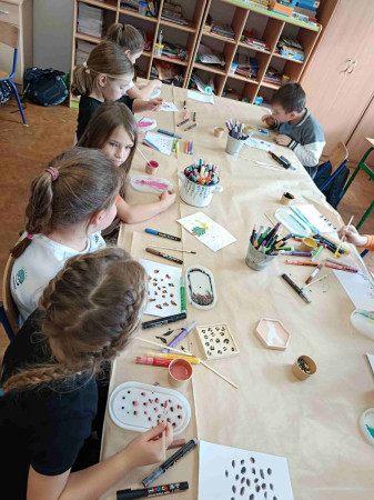 Grupa uczniów tworząca prace z gipsu polimerowego i string artu, zdjęcie 4 z 5