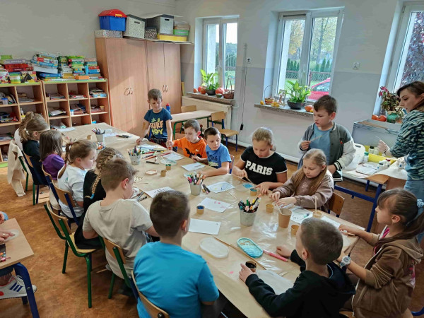 Dzieci podczas warsztatów z gipsu polimerowego i string artu, zdjęcie 5 z 5