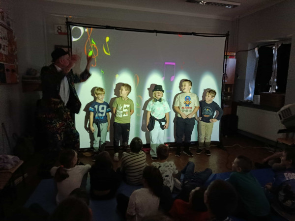 Uczniowie uczestniczący w wydarzeniu „Z kulturą za pan brat”, dofinansowanym przez Województwo Małopolskie, zdjęcie 5 z 5