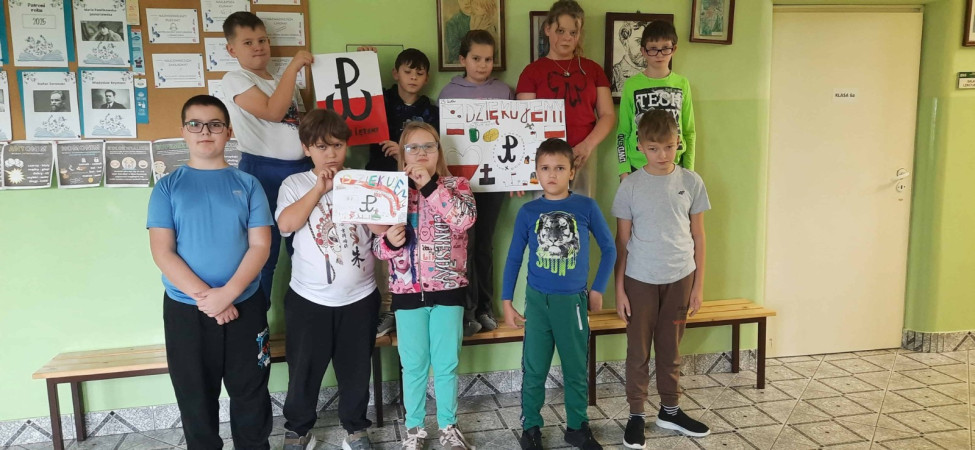 Uczniowie trzymają swoje prace stworzone podczas realizacji projektu BohaterON, zdjęcie 2 z 10