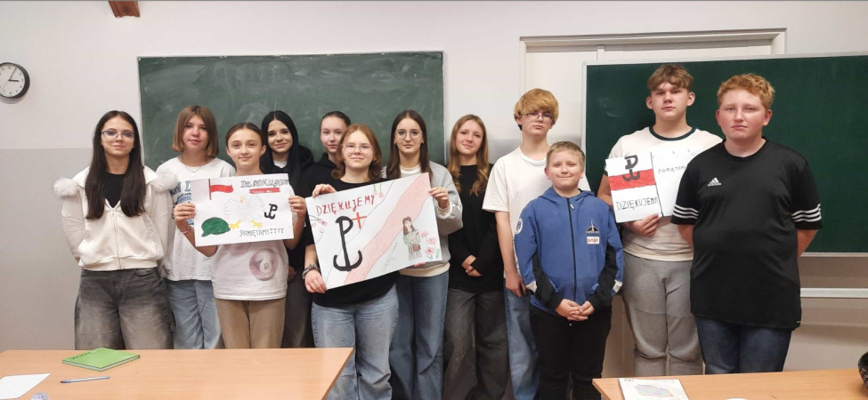 Dzieci prezentują efekty pracy nad projektem BohaterON, pokazując przygotowane ilustracje, zdjęcie 3 z 10