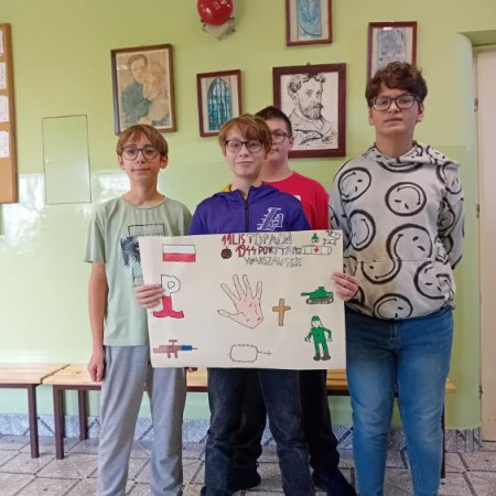 Prezentacja prac uczniów wykonanych podczas zajęć związanych z projektem BohaterON, zdjęcie 4 z 10