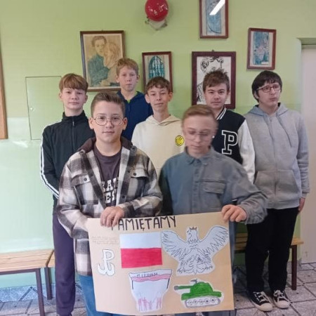 Grupa uczniów prezentuje różnorodne prace plastyczne przygotowane w ramach projektu BohaterON, zdjęcie 6 z 10