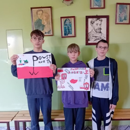 Dzieci pokazują przygotowane prace tematyczne i ilustracje związane z projektem BohaterON, zdjęcie 8 z 10