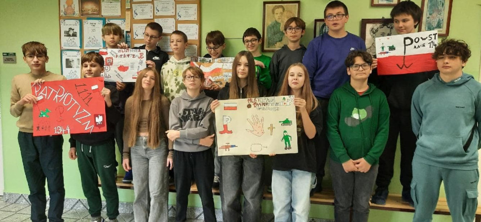 Grupa uczniów pokazuje efekty swojej pracy nad materiałami w projekcie BohaterON, zdjęcie 10 z 10