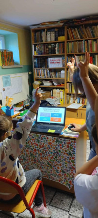 Dzieci rozwiązują czytelnicze zagadki przed komputerem, zdjęcie 2 z 4