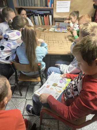Dzieci angażują się w aktywność edukacyjną w szkolnej bibliotece, zdjęcie 4 z 4