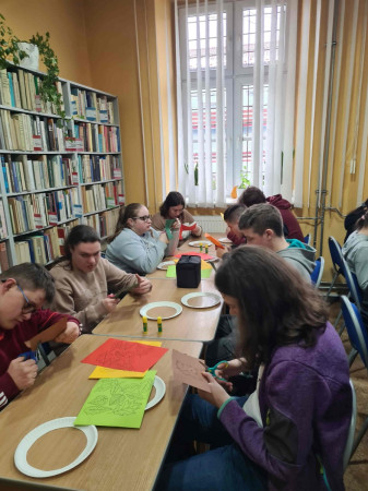 Powstawanie kreatywnych wianków podczas zajęć w Miejskiej Bibliotece Publicznej w Słomnikach, zdjęcie 2 z 5