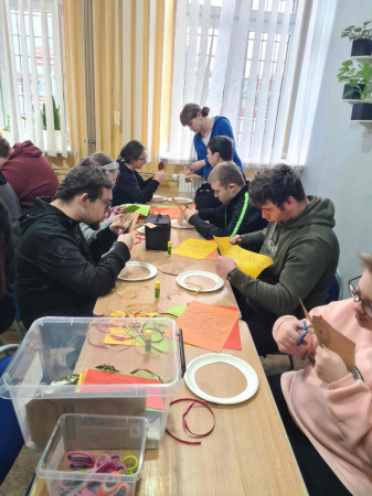 Uczniowie pracujący nad wiankami podczas lekcji bibliotecznej w Słomnikach, zdjęcie 3 z 5