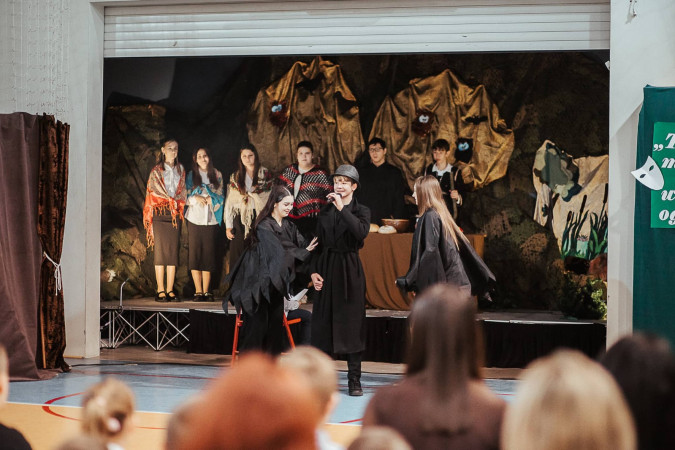 Uczniowie w teatralnych kostiumach występują w akademii, zdjęcie 5 z 10