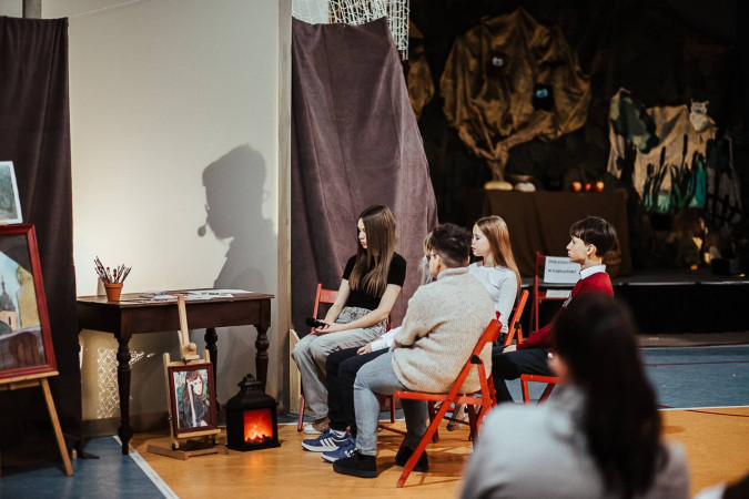 Uczniowie pokazują przygotowany występ podczas szkolnej uroczystości, zdjęcie 6 z 10