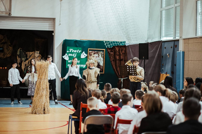 Uczniowie ustawieni w kole w trakcie inscenizacji, z postacią chochoła, zdjęcie 8 z 10