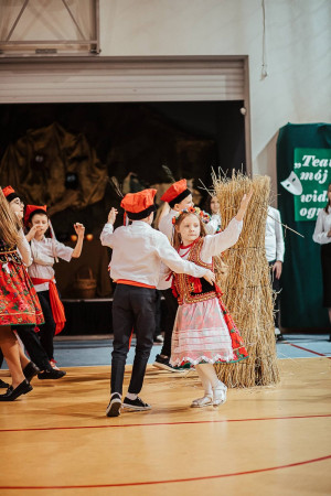 Występ taneczny uczniów w tradycyjnych polskich strojach, zdjęcie 9 z 10