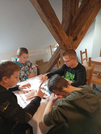 Uczniowie dekorują gipsowe odlewy olkuskiego gwarka podczas zajęć warsztatowych, zdjęcie 2 z 5