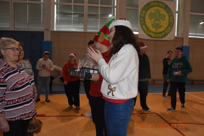 Uczniowie i seniorzy wspólnie wręczają sobie świąteczne upominki, zdjęcie 2 z 5