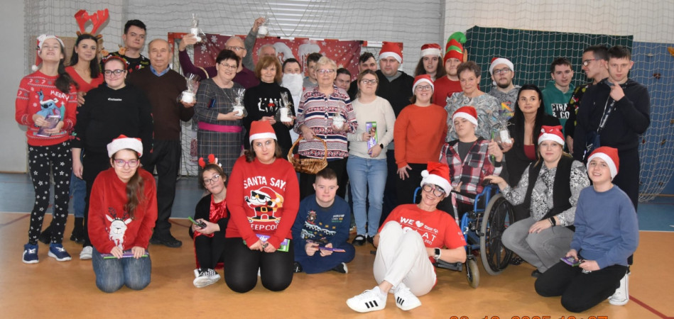 Pamiątkowe wspólne zdjęcie uczestników spotkania w świątecznej atmosferze, zdjęcie 5 z 5