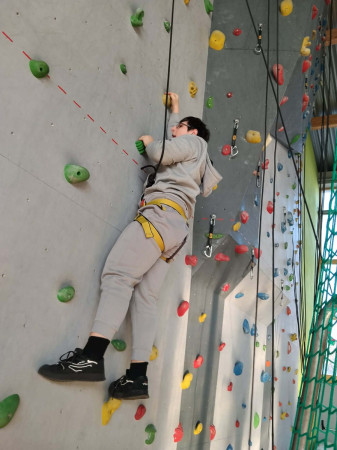 Uczeń na ściance wspinaczkowej, zdjęcie 3 z 5
