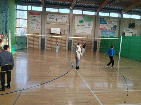 Uczniowie w trakcie aktywności w hali sportowej w Słomnikach, zdjęcie 5 z 5