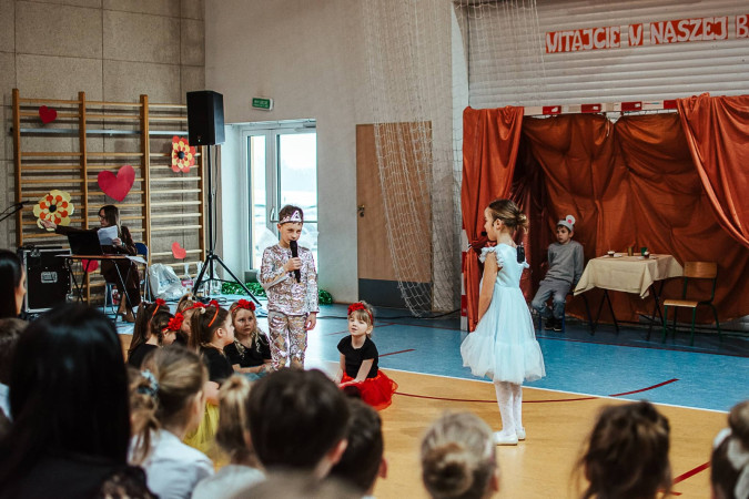Dzieci podczas występu na akademii z okazji Dnia Babci i Dziadka, zdjęcie 2 z 5