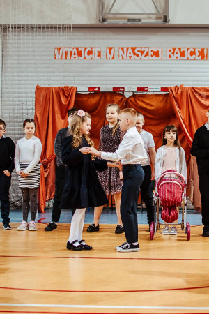 Para dzieci tańczy podczas akademii z okazji Dnia Babci i Dziadka, zdjęcie 3 z 5