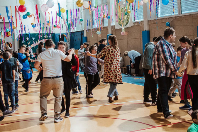 Dzieci podczas tańców karnawałowych, zdjęcie 2 z 5