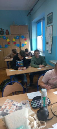 Uczniowie wykonujący ćwiczenia językowe – zdjęcie 5 z 5