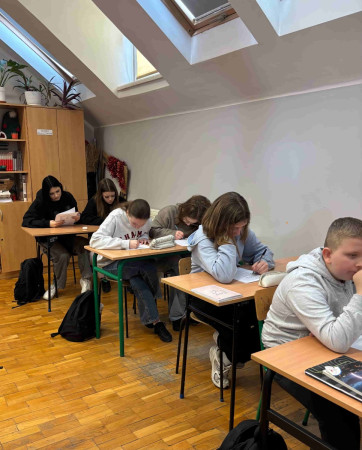 Uczniowie piszą test konkursowy – zdjęcie 1 z 3