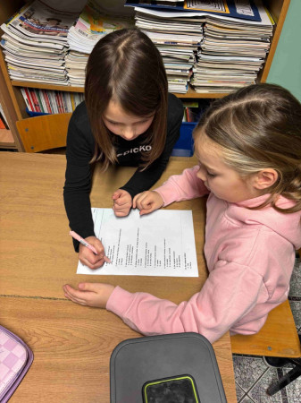 Uczennice wypełniają quiz – zdjęcie 3 z 5