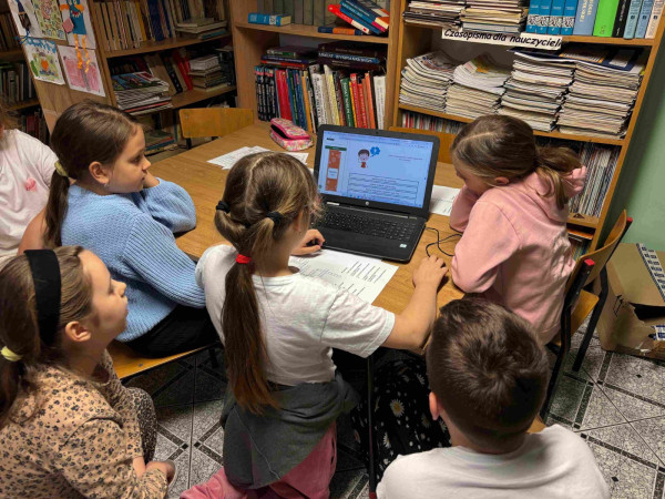 Dzieci wykonują test przy komputerze – zdjęcie 4 z 5