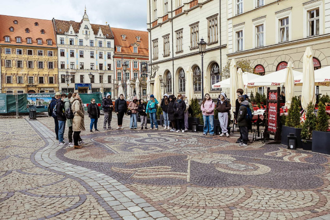 Grupa uczniów na Rynku we Wrocławiu, zdjęcie 2 z 10