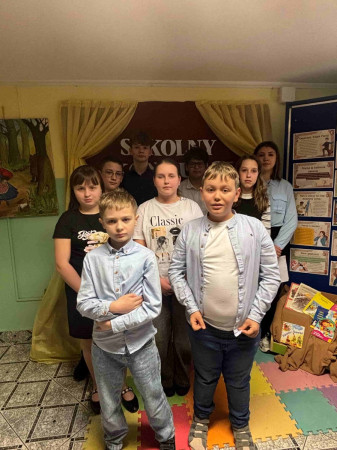 Uczniowie – uczestnicy konkursu recytatorskiego w bibliotece – zdjęcie 1 z 5