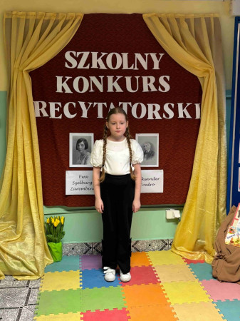 Nagrodzona uczennica w bibliotece – zdjęcie 4 z 5