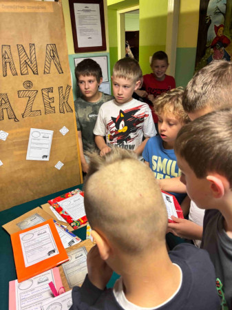 Dzieci uczestniczą w wymianie książek, zdjęcie 1 z 5