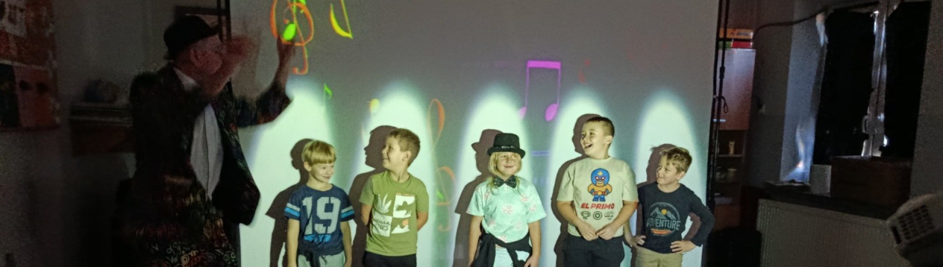 Link otwiera się w nowym oknie przeglądarki Uczniowie uczestniczący w multimedialnym spotkaniu z twórczością Juliana Tuwima, łączącym animacje i zabawę teatralną