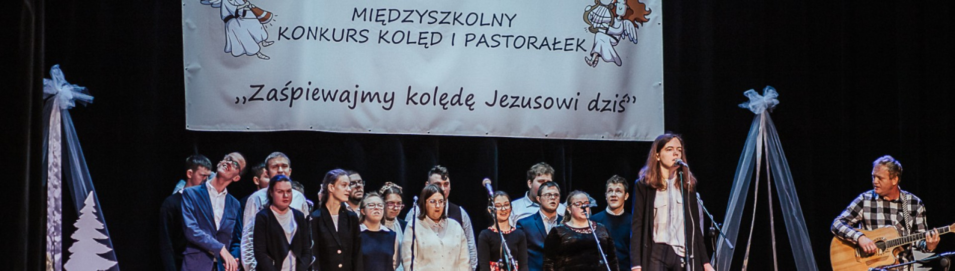 Występ uczestników na scenie podczas Międzyszkolnego Konkursu Kolęd i Pastorałek