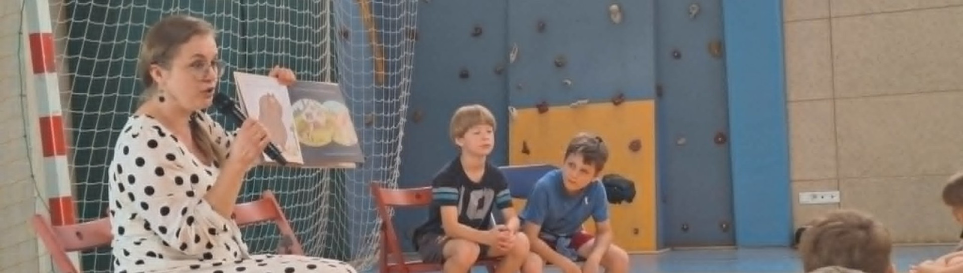 Uczennica prezentuje fragment książki podczas szkolnej akcji czytelniczej