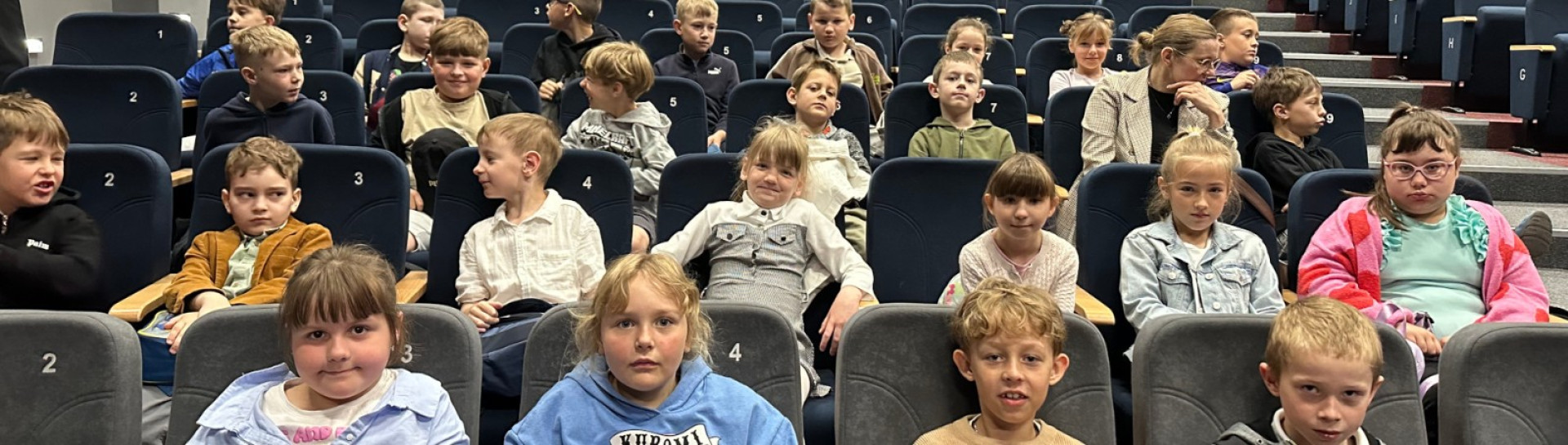 Uczniowie klas 1a i 2a podczas wizyty w teatrze