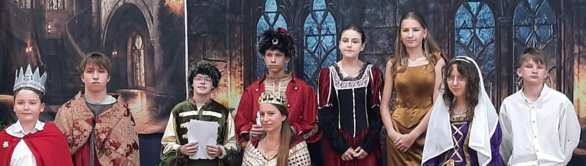 Uczestnicy prezentują stroje średniowieczne podczas konkursu