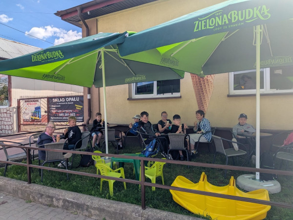 Uczniowie podczas wspólnego wyjścia na lody, zdjęcie 1 z 4