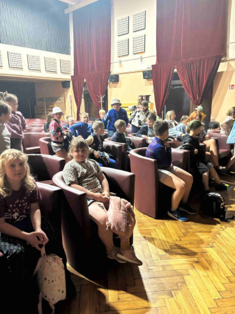 Uczniowie przed projekcją filmu, zdjęcie 3 z 4