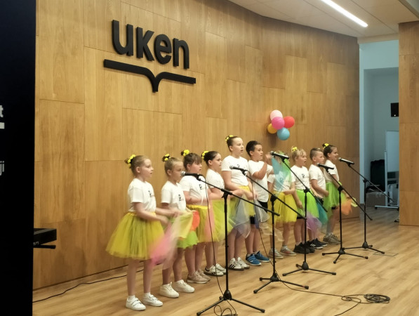 Uczniowie grupy wokalnej Promyczki wykonują piosenkę „Zdrowe Waganowice” podczas II Festiwalu Zdrowia, zdjęcie 2 z 5