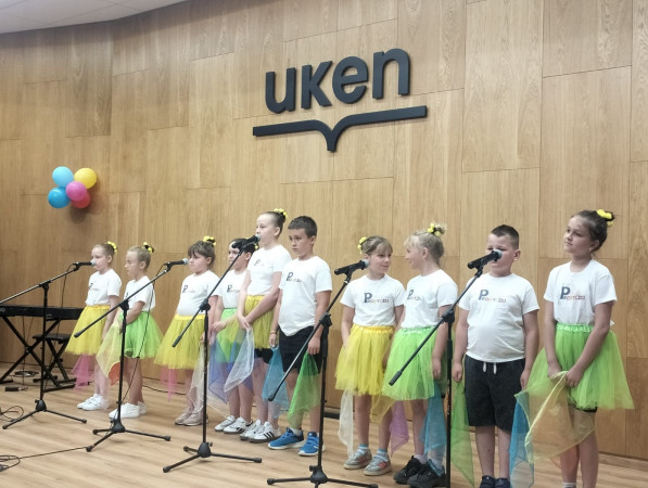 Uczniowie grupy wokalnej Promyczki występują z kolorowymi chustami podczas II Festiwalu Zdrowia, zdjęcie 3 z 5