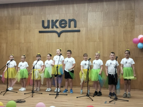 Uczniowie grupy wokalnej Promyczki śpiewają na scenie podczas II Festiwalu Zdrowia, zdjęcie 4 z 5